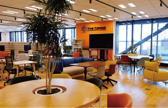コミュニケーションラウンジ「THE CROSS」の内観